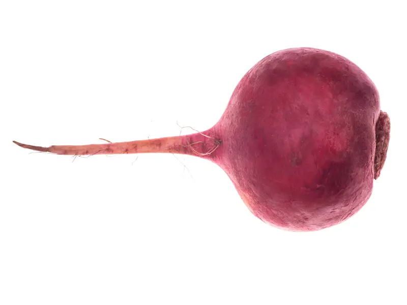 Raiz de beterraba cortada ao meio mostrando polpa vermelha intensa